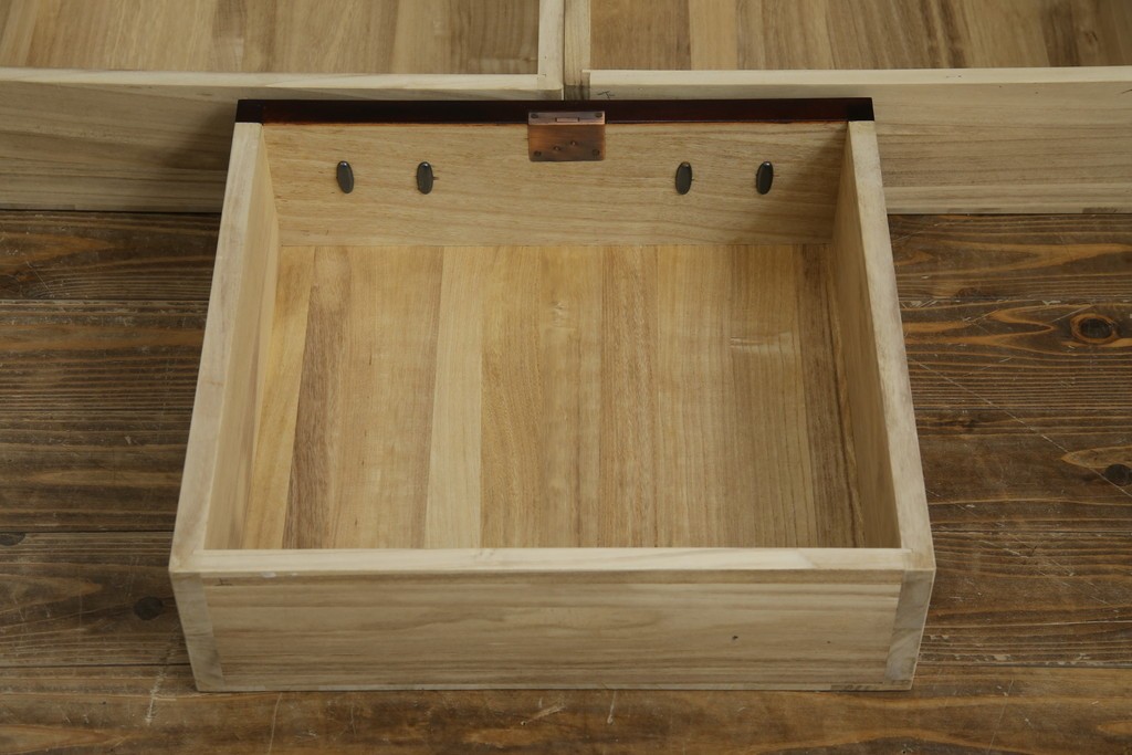 中古　岩谷堂箪笥　桜木作　立派な手打ち金具が目を惹く車箪笥　(R-073557)