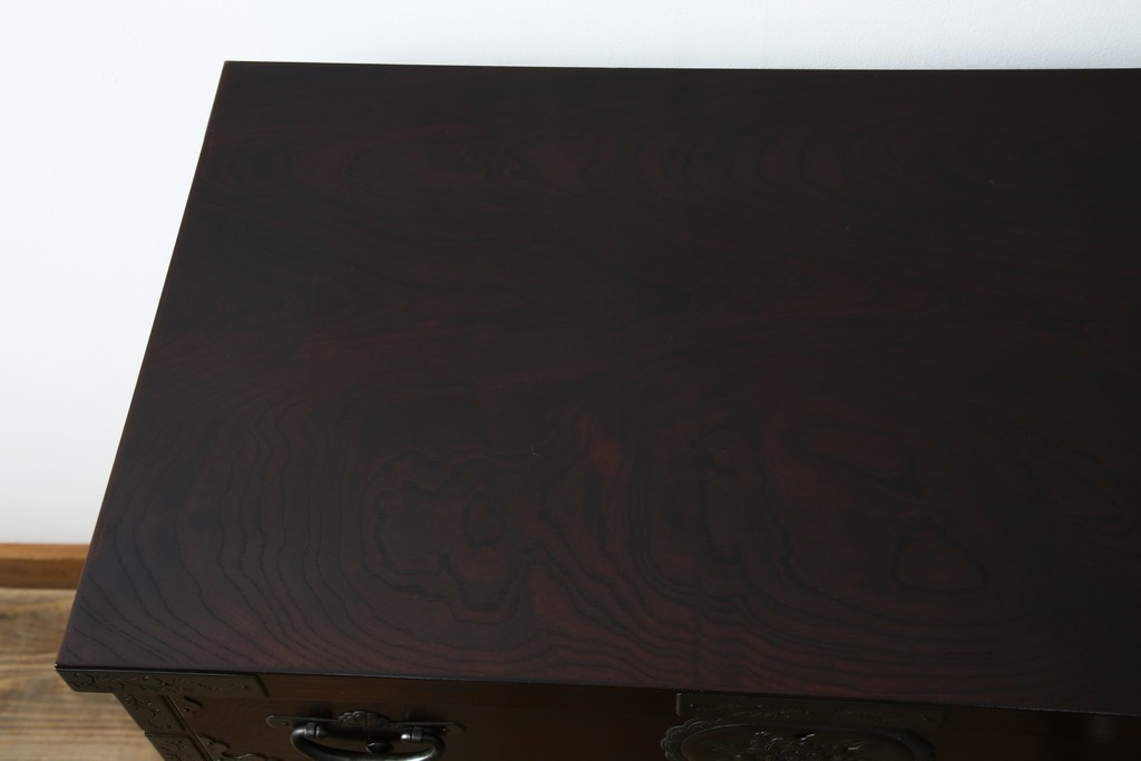 中古　岩谷堂箪笥　桜木作　立派な手打ち金具が目を惹く車箪笥　(R-073557)