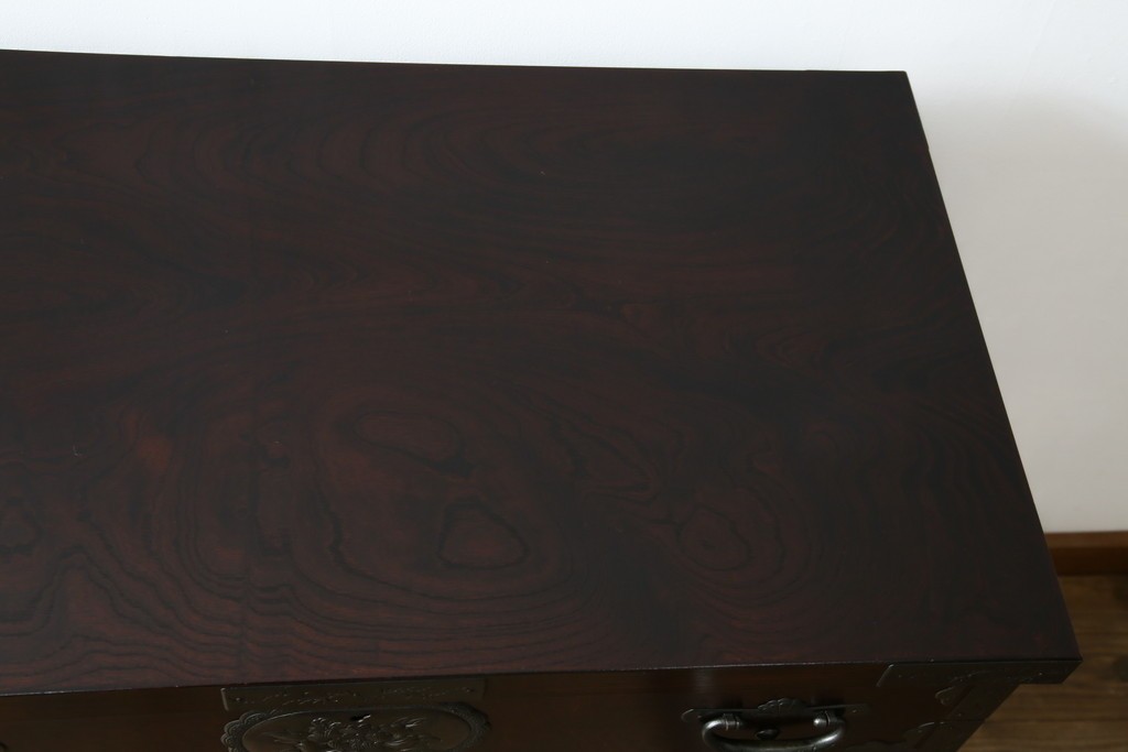 中古　岩谷堂箪笥　桜木作　立派な手打ち金具が目を惹く車箪笥　(R-073557)