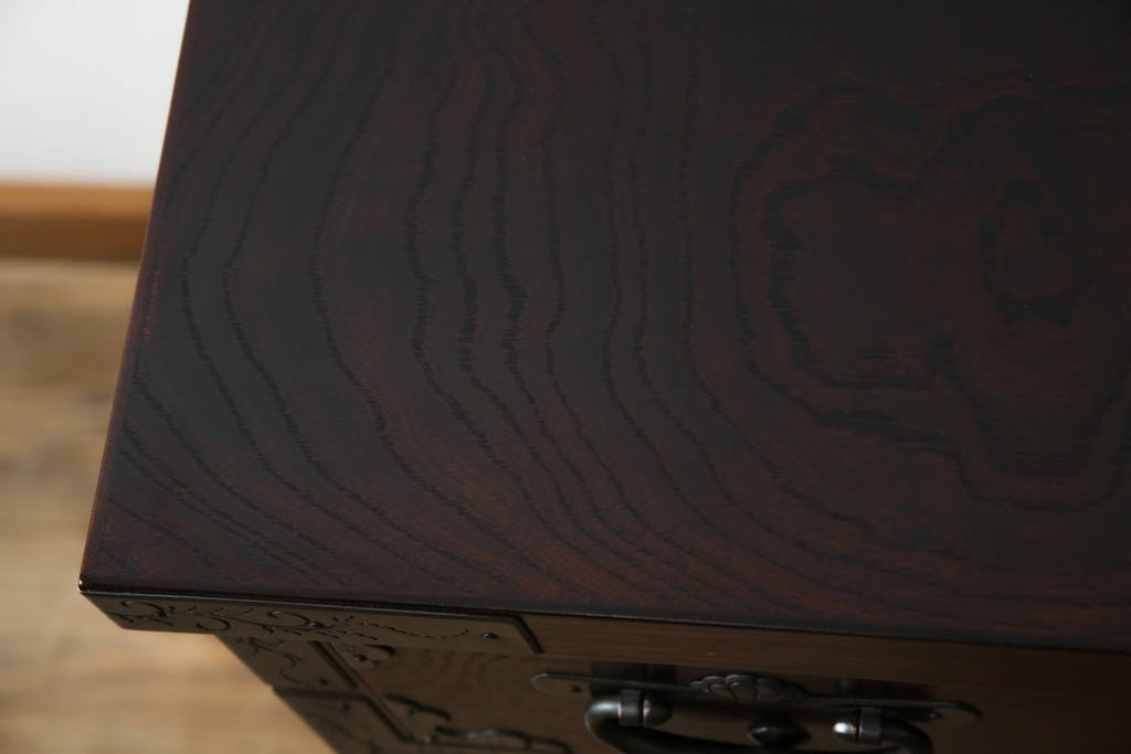 中古　岩谷堂箪笥　桜木作　立派な手打ち金具が目を惹く車箪笥　(R-073557)