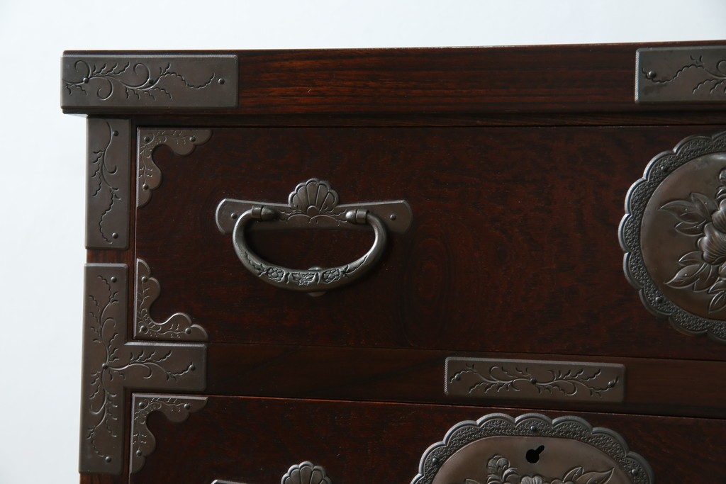 中古　岩谷堂箪笥　桜木作　立派な手打ち金具が目を惹く車箪笥　(R-073557)