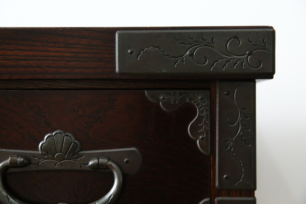 中古　岩谷堂箪笥　桜木作　立派な手打ち金具が目を惹く車箪笥　(R-073557)