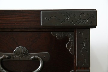 中古　岩谷堂箪笥　桜木作　立派な手打ち金具が目を惹く車箪笥　(R-073557)