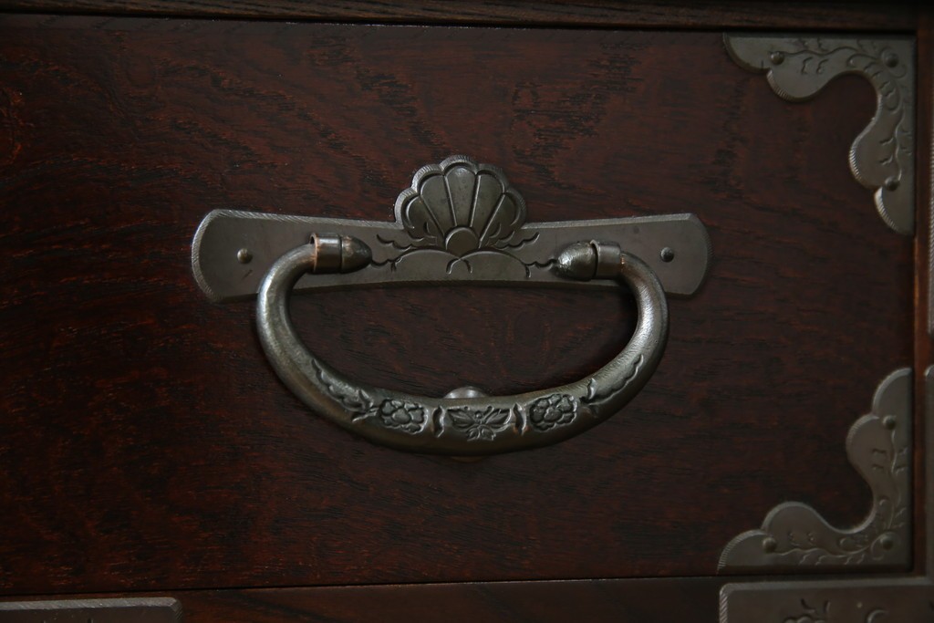 中古　岩谷堂箪笥　桜木作　立派な手打ち金具が目を惹く車箪笥　(R-073557)