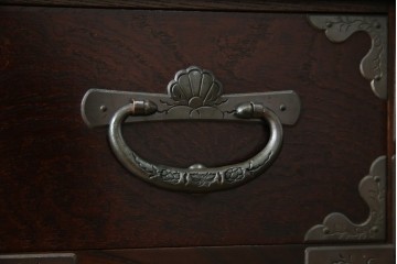 中古　岩谷堂箪笥　桜木作　立派な手打ち金具が目を惹く車箪笥　(R-073557)