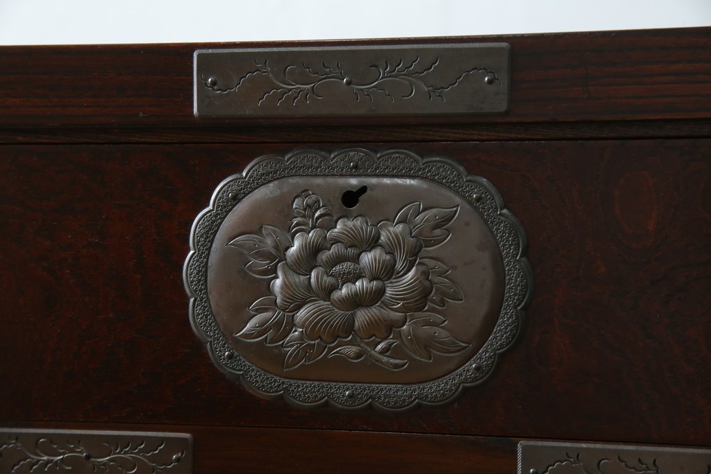 中古　岩谷堂箪笥　桜木作　立派な手打ち金具が目を惹く車箪笥　(R-073557)