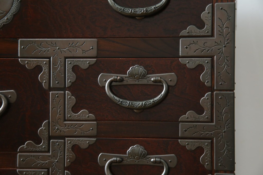 中古　岩谷堂箪笥　桜木作　立派な手打ち金具が目を惹く車箪笥　(R-073557)