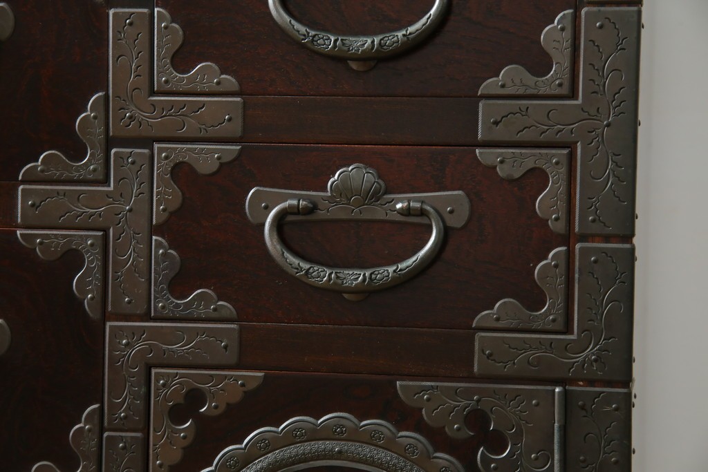 中古　岩谷堂箪笥　桜木作　立派な手打ち金具が目を惹く車箪笥　(R-073557)