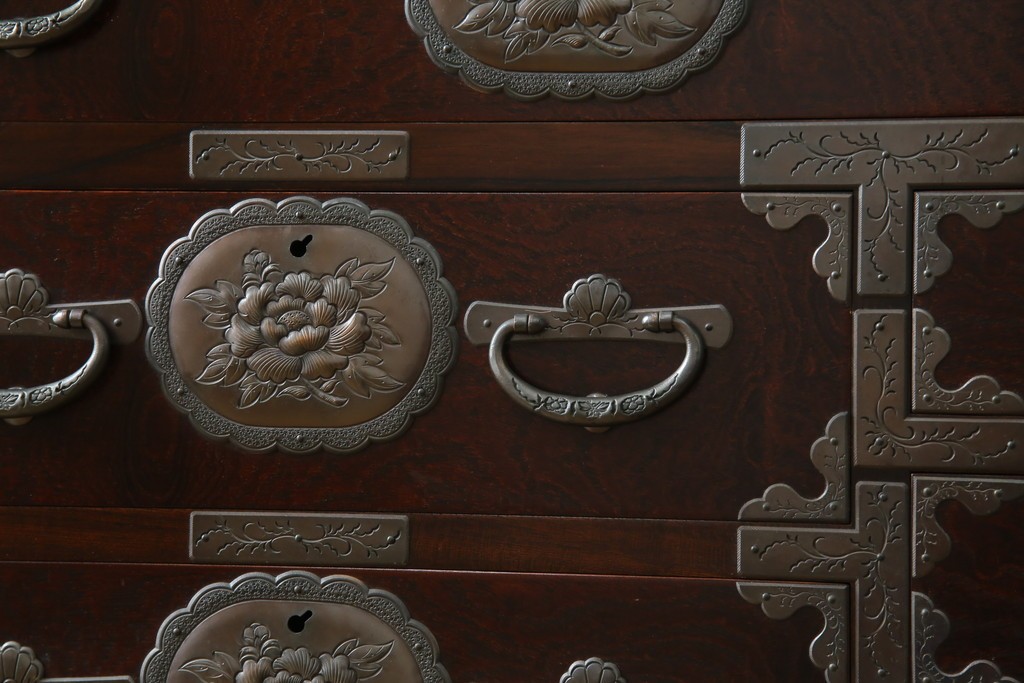 中古　岩谷堂箪笥　桜木作　立派な手打ち金具が目を惹く車箪笥　(R-073557)