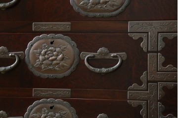 中古　岩谷堂箪笥　桜木作　立派な手打ち金具が目を惹く車箪笥　(R-073557)