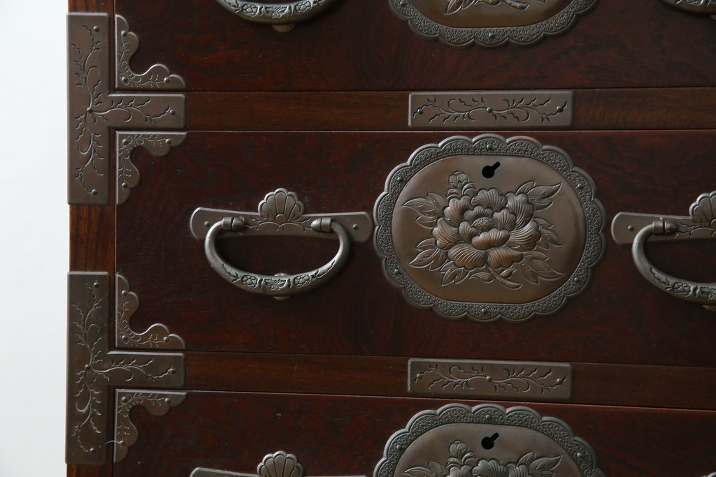 中古　岩谷堂箪笥　桜木作　立派な手打ち金具が目を惹く車箪笥　(R-073557)