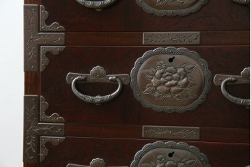 中古　岩谷堂箪笥　桜木作　立派な手打ち金具が目を惹く車箪笥　(R-073557)