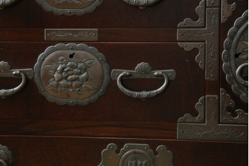 中古　岩谷堂箪笥　桜木作　立派な手打ち金具が目を惹く車箪笥　(R-073557)