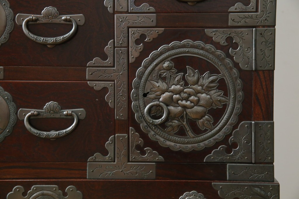 中古　岩谷堂箪笥　桜木作　立派な手打ち金具が目を惹く車箪笥　(R-073557)