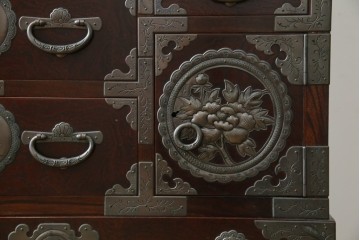 中古　岩谷堂箪笥　桜木作　立派な手打ち金具が目を惹く車箪笥　(R-073557)