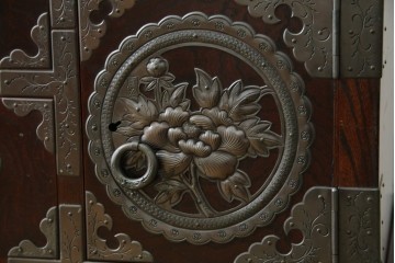 中古　岩谷堂箪笥　桜木作　立派な手打ち金具が目を惹く車箪笥　(R-073557)