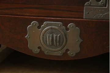 中古　岩谷堂箪笥　桜木作　立派な手打ち金具が目を惹く車箪笥　(R-073557)