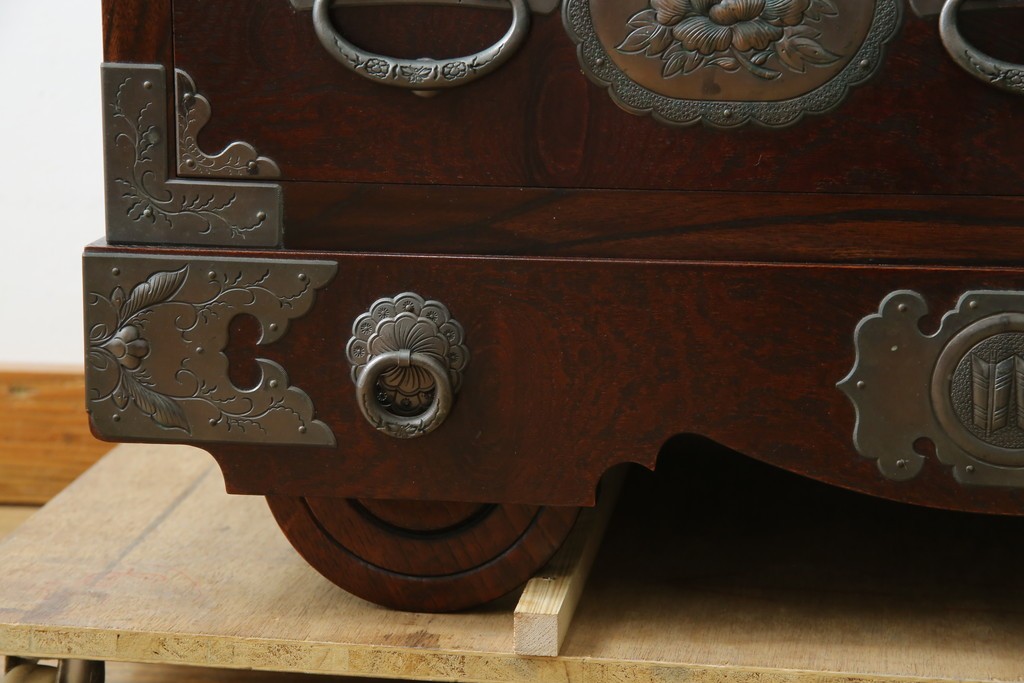 中古　岩谷堂箪笥　桜木作　立派な手打ち金具が目を惹く車箪笥　(R-073557)