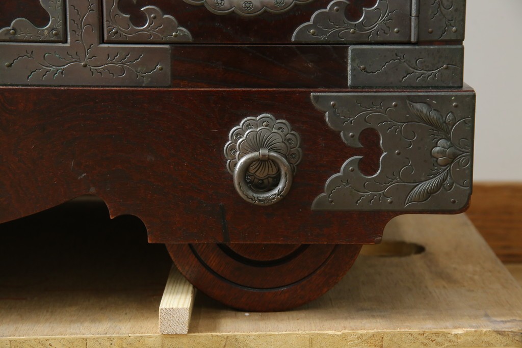 中古　岩谷堂箪笥　桜木作　立派な手打ち金具が目を惹く車箪笥　(R-073557)