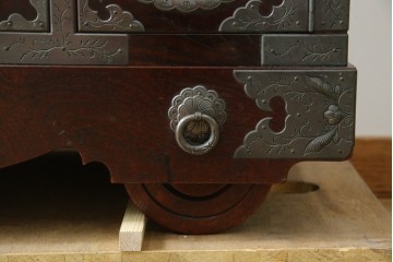 中古　岩谷堂箪笥　桜木作　立派な手打ち金具が目を惹く車箪笥　(R-073557)