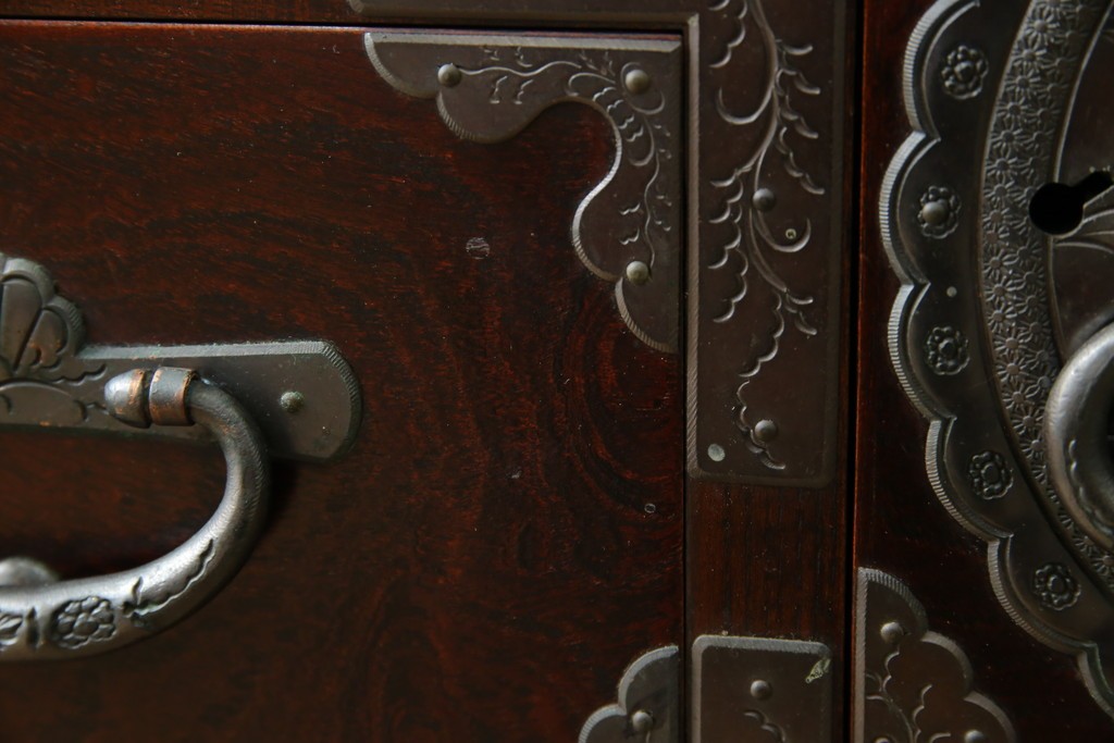 中古　岩谷堂箪笥　桜木作　立派な手打ち金具が目を惹く車箪笥　(R-073557)