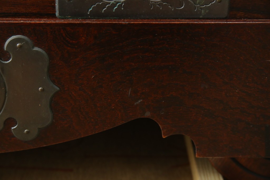 中古　岩谷堂箪笥　桜木作　立派な手打ち金具が目を惹く車箪笥　(R-073557)