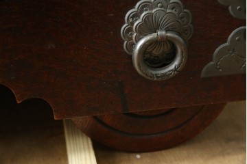 中古　岩谷堂箪笥　桜木作　立派な手打ち金具が目を惹く車箪笥　(R-073557)