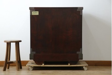 中古　岩谷堂箪笥　桜木作　立派な手打ち金具が目を惹く車箪笥　(R-073557)