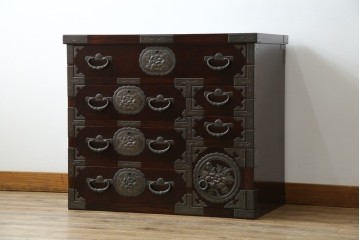 中古　岩谷堂箪笥　桜木作　立派な手打ち金具が目を惹く車箪笥　(R-073557)