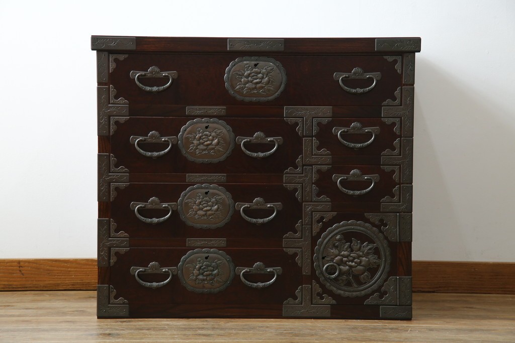 中古　岩谷堂箪笥　桜木作　立派な手打ち金具が目を惹く車箪笥　(R-073557)