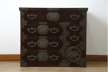 中古　岩谷堂箪笥　桜木作　立派な手打ち金具が目を惹く車箪笥　(R-073557)