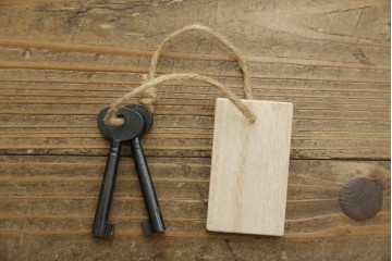 中古　岩谷堂箪笥　桜木作　立派な手打ち金具が目を惹く車箪笥　(R-073557)