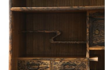 和製アンティーク　前面黒柿　独特な杢目が目を惹く二段重ねの茶箪笥(茶棚、収納棚、戸棚)(R-073560)