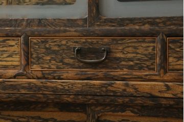和製アンティーク　前面黒柿　独特な杢目が目を惹く二段重ねの茶箪笥(茶棚、収納棚、戸棚)(R-073560)