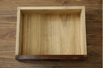 和製アンティーク　最高級特注最上手物!!　三方欅(ケヤキ)材　前面欅(ケヤキ)材玉杢　前面黒柿くじゃく杢　彫刻引き手　特徴的な杢目が個性を放つ凝ったつくりの二段重ね茶箪笥(茶棚、戸棚、収納棚、食器棚、カップボード)(R-073561)