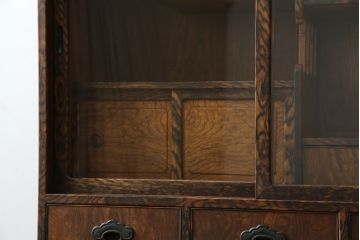和製アンティーク　最高級特注最上手物!!　三方欅(ケヤキ)材　前面欅(ケヤキ)材玉杢　前面黒柿くじゃく杢　彫刻引き手　特徴的な杢目が個性を放つ凝ったつくりの二段重ね茶箪笥(茶棚、戸棚、収納棚、食器棚、カップボード)(R-073561)