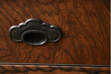和製アンティーク　最高級特注最上手物!!　三方欅(ケヤキ)材　前面欅(ケヤキ)材玉杢　前面黒柿くじゃく杢　彫刻引き手　特徴的な杢目が個性を放つ凝ったつくりの二段重ね茶箪笥(茶棚、戸棚、収納棚、食器棚、カップボード)(R-073561)