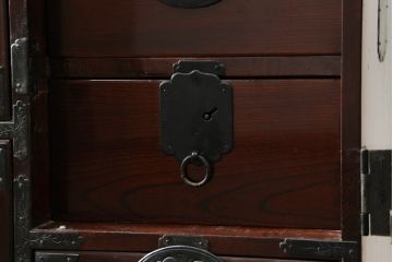 和製アンティーク　上手物!!　前面欅(ケヤキ)材　木地呂塗り　落ち着いた色味と希少な龍の金具が魅力の仙台姫箪笥(仙台箪笥、和たんす、収納箪笥、衣装箪笥、小箪笥、引き出し)(R-073562)