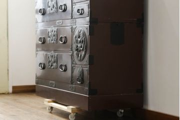 和製アンティーク　上手物!!　前面欅(ケヤキ)材　木地呂塗り　落ち着いた色味と希少な龍の金具が魅力の仙台姫箪笥(仙台箪笥、和たんす、収納箪笥、衣装箪笥、小箪笥、引き出し)(R-073562)