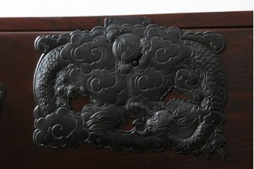 和製アンティーク　上手物!!　前面欅(ケヤキ)材　木地呂塗り　落ち着いた色味と希少な龍の金具が魅力の仙台姫箪笥(仙台箪笥、和たんす、収納箪笥、衣装箪笥、小箪笥、引き出し)(R-073562)