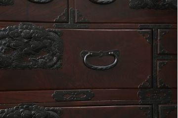 和製アンティーク　上手物!!　前面欅(ケヤキ)材　木地呂塗り　落ち着いた色味と希少な龍の金具が魅力の仙台姫箪笥(仙台箪笥、和たんす、収納箪笥、衣装箪笥、小箪笥、引き出し)(R-073562)