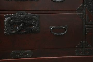 和製アンティーク　上手物!!　前面欅(ケヤキ)材　木地呂塗り　落ち着いた色味と希少な龍の金具が魅力の仙台姫箪笥(仙台箪笥、和たんす、収納箪笥、衣装箪笥、小箪笥、引き出し)(R-073562)