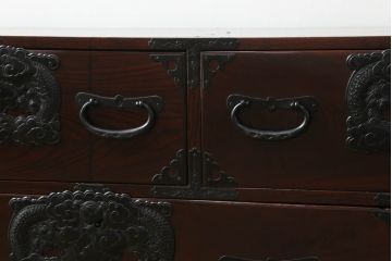 和製アンティーク　上手物!!　前面欅(ケヤキ)材　木地呂塗り　落ち着いた色味と希少な龍の金具が魅力の仙台姫箪笥ローボード(テレビ台、仙台箪笥、和たんす、収納箪笥、衣装箪笥、引き出し)(R-073563)
