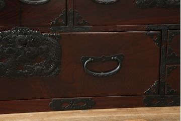 和製アンティーク　上手物!!　前面欅(ケヤキ)材　木地呂塗り　落ち着いた色味と希少な龍の金具が魅力の仙台姫箪笥ローボード(テレビ台、仙台箪笥、和たんす、収納箪笥、衣装箪笥、引き出し)(R-073563)