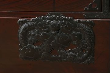 和製アンティーク　上手物!!　前面欅(ケヤキ)材　木地呂塗り　落ち着いた色味と希少な龍の金具が魅力の仙台姫箪笥ローボード(テレビ台、仙台箪笥、和たんす、収納箪笥、衣装箪笥、引き出し)(R-073563)