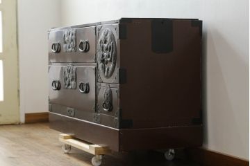 和製アンティーク　上手物!!　前面欅(ケヤキ)材　木地呂塗り　落ち着いた色味と希少な龍の金具が魅力の仙台姫箪笥ローボード(テレビ台、仙台箪笥、和たんす、収納箪笥、衣装箪笥、引き出し)(R-073564)