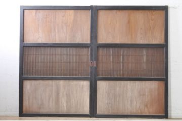 アンティーク建具　鏡板　欅(ケヤキ)材　風情のある佇まいが魅力的な幅広格子帯戸2枚セット(引き戸、格子戸)(R-073571)