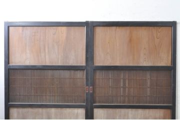 アンティーク建具　鏡板　欅(ケヤキ)材　風情のある佇まいが魅力的な幅広格子帯戸2枚セット(引き戸、格子戸)(R-073571)