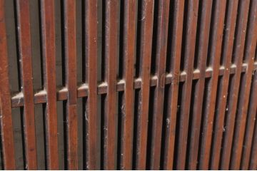 アンティーク建具　鏡板　欅(ケヤキ)材　風情のある佇まいが魅力的な幅広格子帯戸2枚セット(引き戸、格子戸)(R-073571)