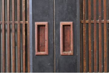アンティーク建具　鏡板　欅(ケヤキ)材　風情のある佇まいが魅力的な幅広格子帯戸2枚セット(引き戸、格子戸)(R-073571)